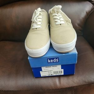 Kids tennis shoes size 7M